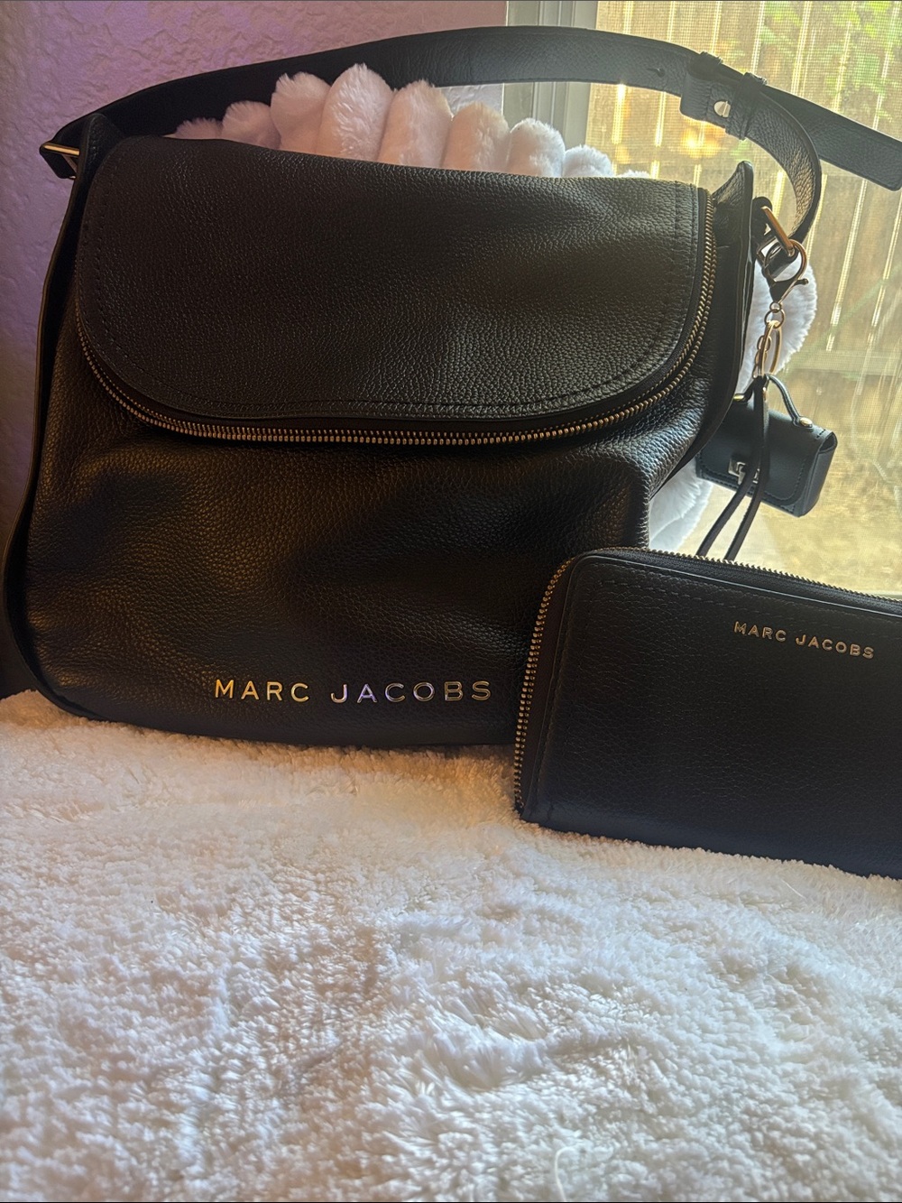EUC Large Marc Jacobs Black Pebbled Leather Shoulder Bag with Gold Logo
